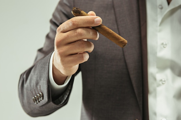 Foto gratuita el hombre con barba en un traje con cigarro