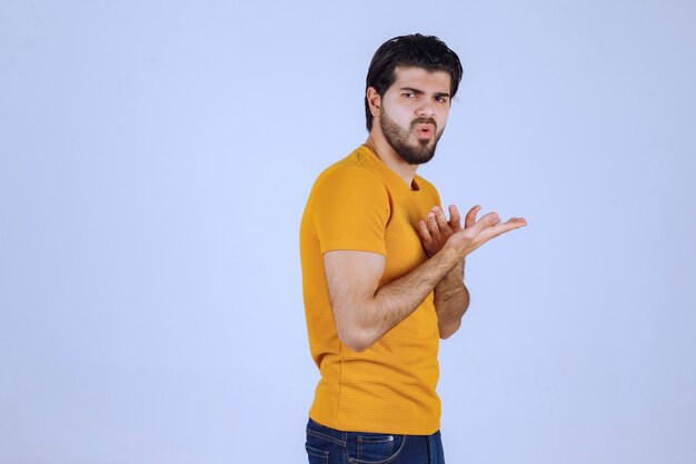 El hombre con barba se ve agresivo y enojado.