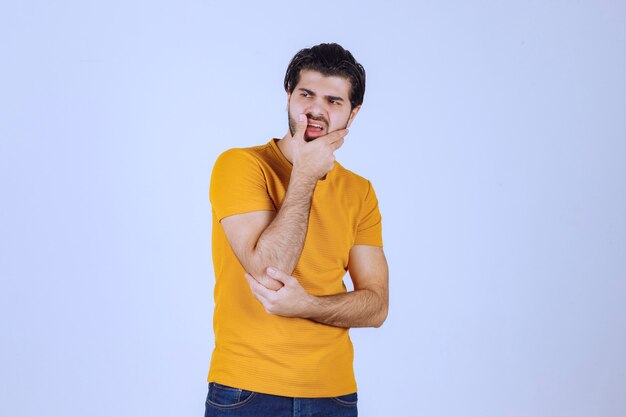 El hombre con barba se ve agresivo y enojado.