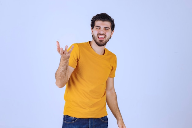 El hombre con barba se ve agresivo y enojado.