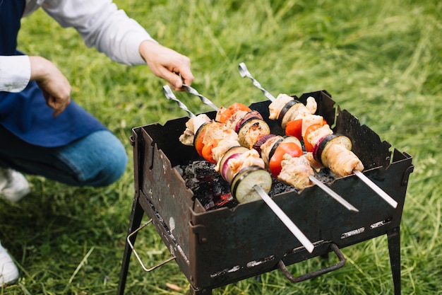 Foto gratuita hombre con una barbacoa en la naturaleza