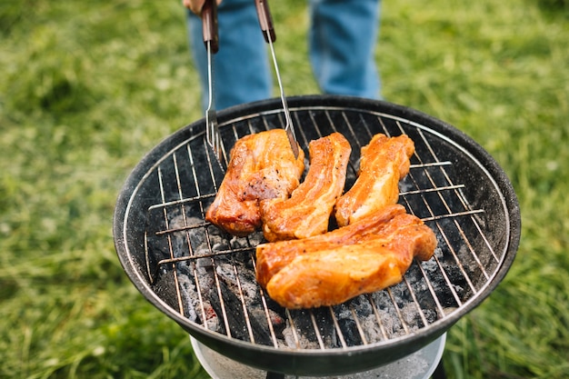 Hombre con una barbacoa en la naturaleza