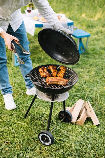 Hombre con una barbacoa en la naturaleza