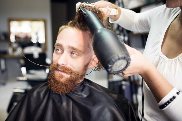 Hombre en barbería