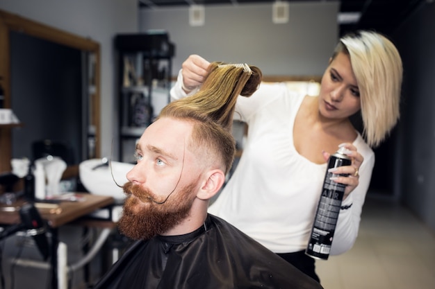 Hombre en barbería