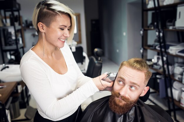 Hombre en barbería