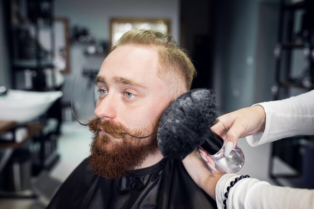 Hombre en barbería