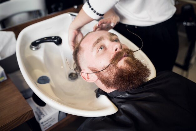 Hombre en barbería