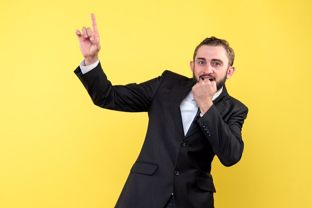 Hombre barbudo apuntando algo con expresión facial sorprendida