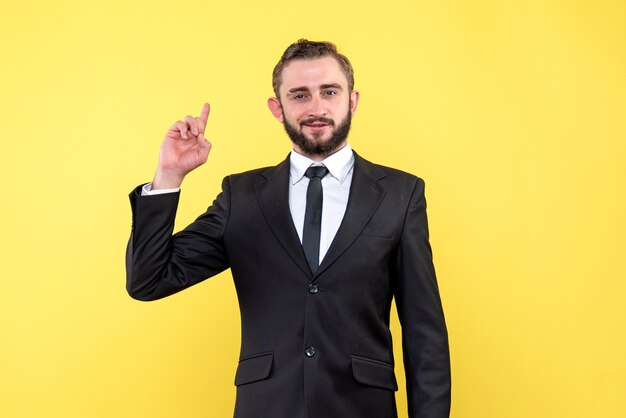 Hombre barbudo apuntando hacia arriba con expresión facial feliz