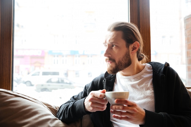 Hombre barbudo en cafe