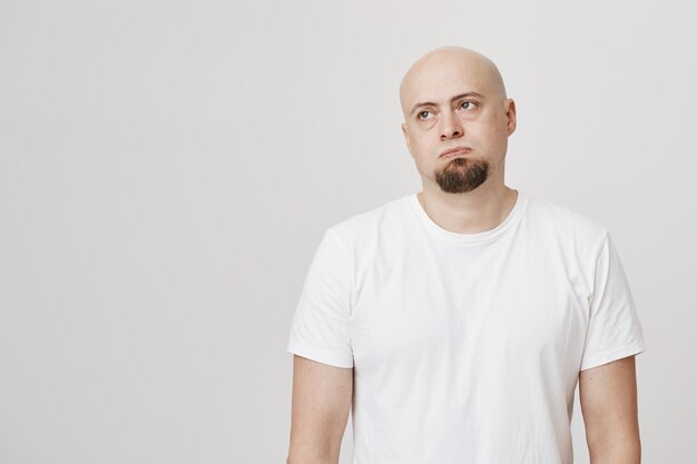 Hombre barbudo Calvo cansado suspirando y apartar la mirada reacios