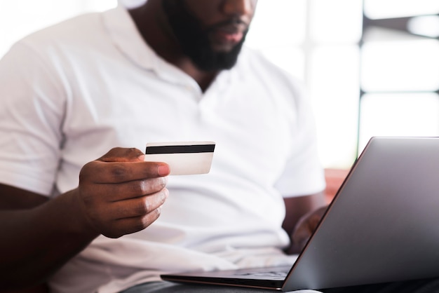 Foto gratuita hombre barbudo de compras en línea