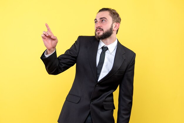 Hombre barbudo concentrado apuntando un objeto hacia arriba