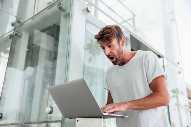 Hombre barbudo con cuaderno sorprendido