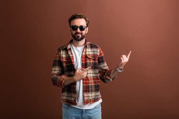 Hombre barbudo con estilo guapo hipster brutal en marrón