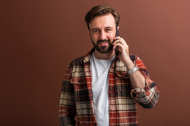 Hombre barbudo con estilo guapo hipster en marrón