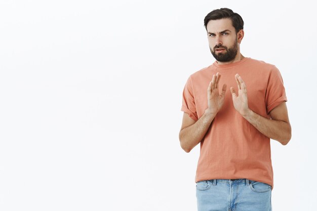 Hombre barbudo expresivo en camiseta naranja