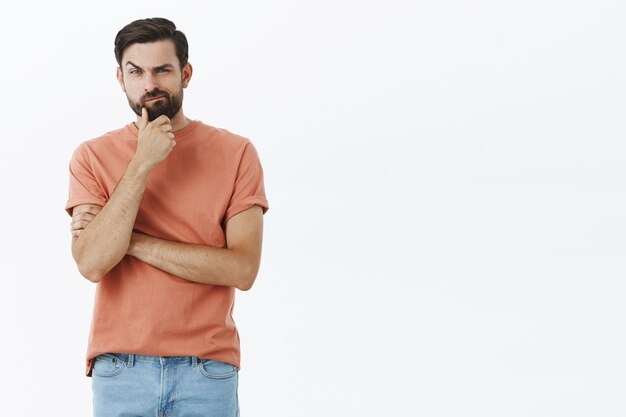 Hombre barbudo expresivo en camiseta naranja