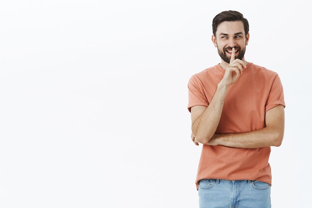 Hombre barbudo expresivo en camiseta naranja