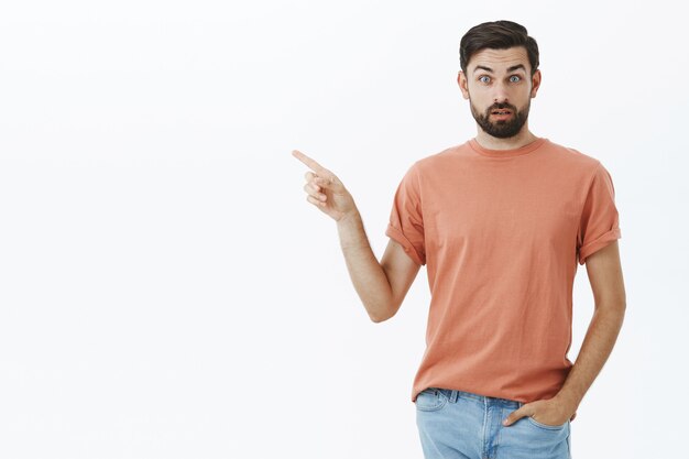 Hombre barbudo expresivo en camiseta naranja