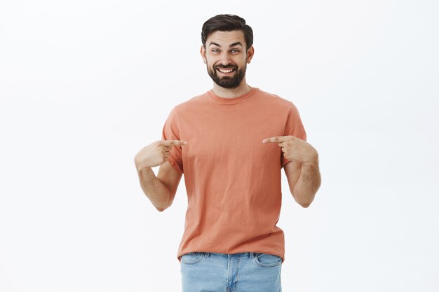 Hombre barbudo expresivo en camiseta naranja