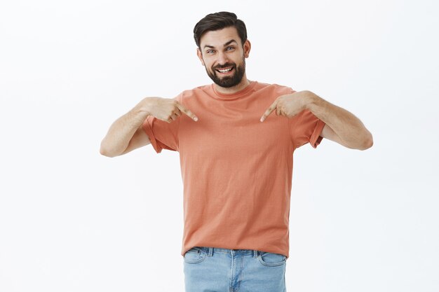 Hombre barbudo expresivo en camiseta naranja