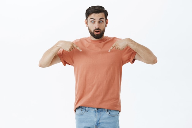 Hombre barbudo expresivo en camiseta naranja