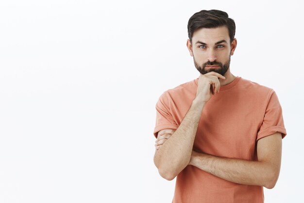 Hombre barbudo expresivo en camiseta naranja