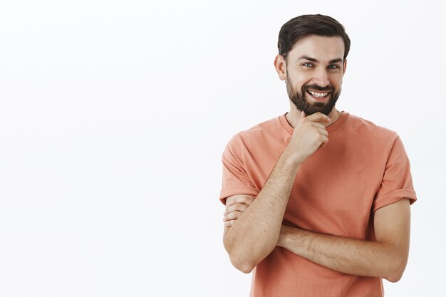 Hombre barbudo expresivo en camiseta naranja