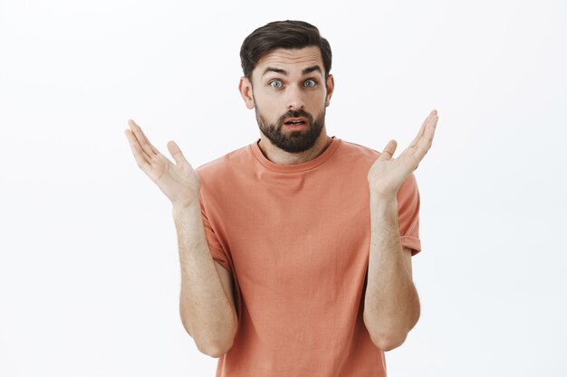 Hombre barbudo expresivo en camiseta naranja