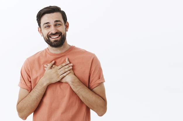 Hombre barbudo expresivo en camiseta naranja