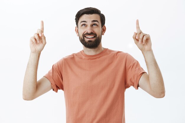 Hombre barbudo expresivo en camiseta naranja