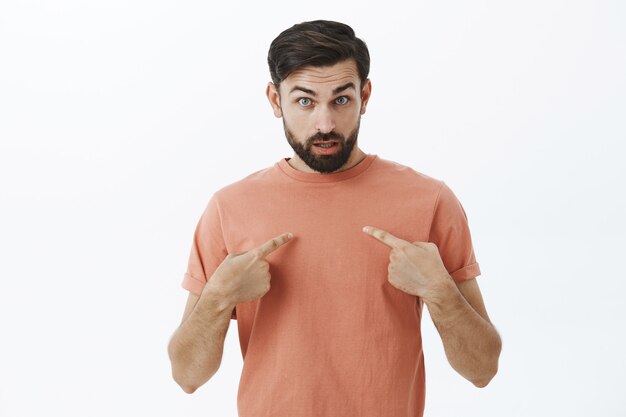 Hombre barbudo expresivo en camiseta naranja