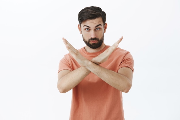 Hombre barbudo expresivo en camiseta naranja