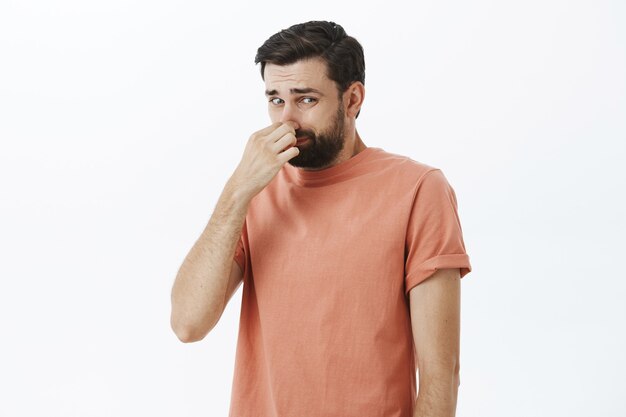 Hombre barbudo expresivo en camiseta naranja