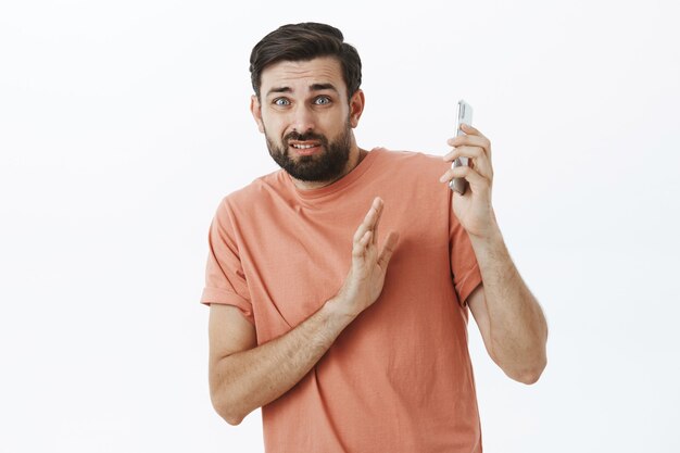 Hombre barbudo expresivo en camiseta naranja