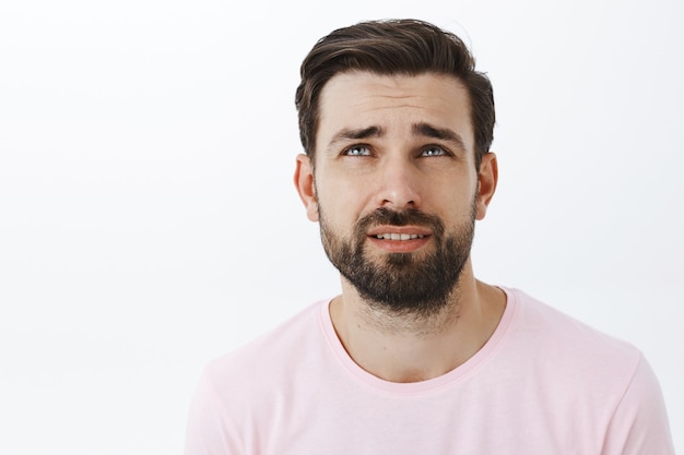 Foto gratuita hombre barbudo expresivo en camiseta rosa