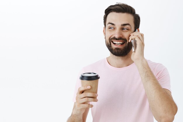 Hombre barbudo expresivo en camiseta rosa