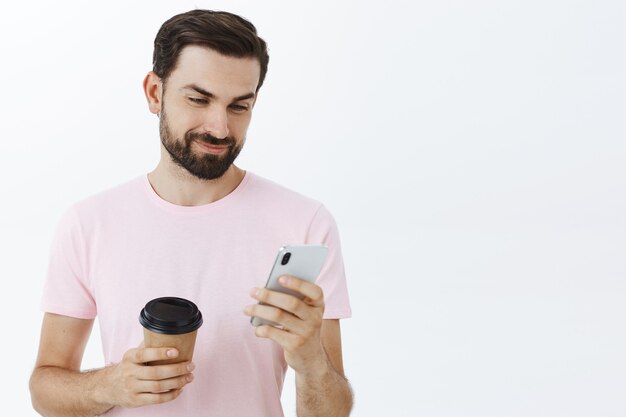 Hombre barbudo expresivo en camiseta rosa