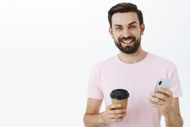 Hombre barbudo expresivo en camiseta rosa