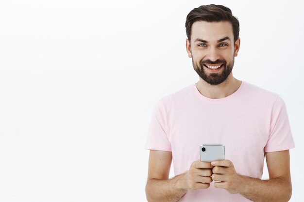 Hombre barbudo expresivo en camiseta rosa