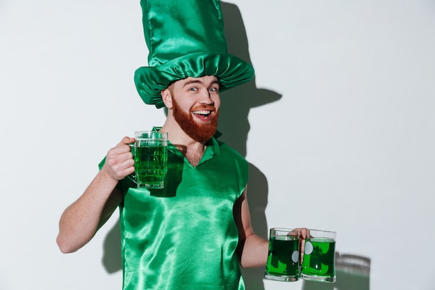 Foto gratuita hombre barbudo feliz en traje verde