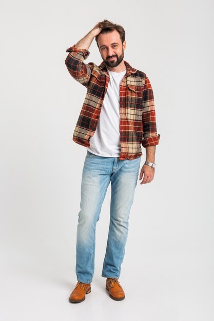 Hombre barbudo guapo aislado en traje de hipster vestido con jeans