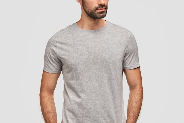 Hombre barbudo irreconocible vestido con camiseta gris casual