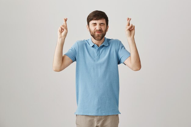 Hombre barbudo joven esperanzado posando