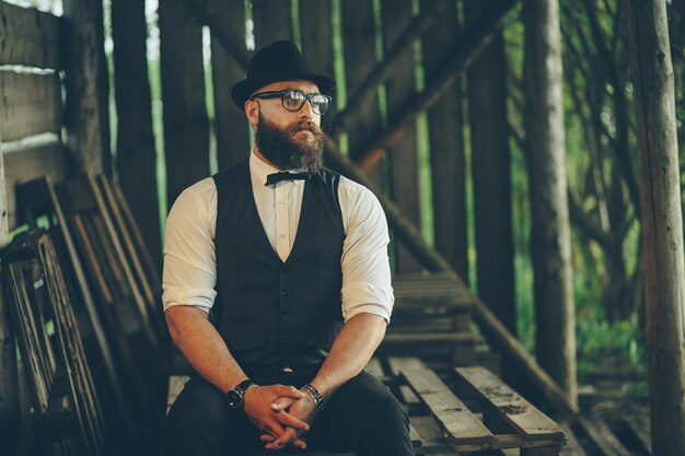 Hombre barbudo con una mirada muy interesante