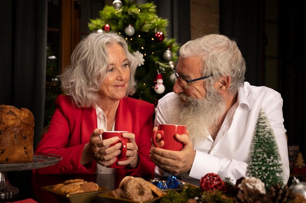 Hombre barbudo y mujer celebrando Navidad