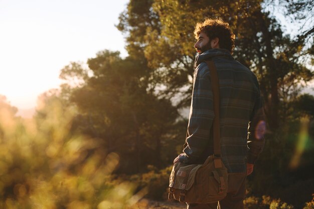 Hombre barbudo en la naturaleza