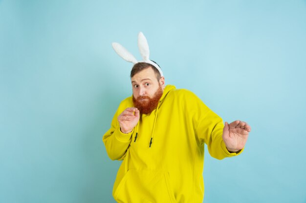 Hombre barbudo con orejas de conejo para Pascua